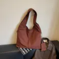 Borsa a tracolla marrone morbida in nylon, shopper casual da donna per uso quotidiano. - Caffè