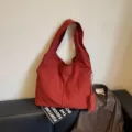 Borsa tote morbida in nylon rosso, borsa a spalla minimalista retrò per l'uso quotidiano casual - Rosso