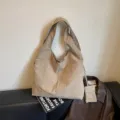 Variante borsa tote morbida in nylon beige, borsa a tracolla minimalista casual per uso quotidiano. - Kaki