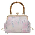 Detail van vintage Chinese brokaat avondtas met prachtige bamboe handgreep en sluiting. - Roze Bamboe Handvat