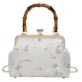 Gedetailleerd overzicht van traditionele Chinese brokaat avondtas met bamboe handvat en metalen slot. - Off-white Bamboe Handvat