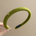 Serre-tête en velours vert avec petit charm en métal, accessoire de cheveux minimaliste. - Vert