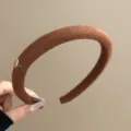 Serre-tête en velours marron avec petit pendentif doré accessoire de cheveux minimaliste - Café