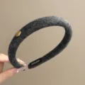 Serre-tête chic en feutre de laine gris foncé pour femme, bandeau minimaliste avec détail doré. - Gris
