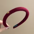 Serre-tête en velours bordeaux pour femme, élégant accessoire de cheveux fin avec charm doré. - Rouge