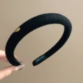 Serre-tête en velours noir rembourré avec plaque dorée chic accessoire de cheveux d'hiver - Noir