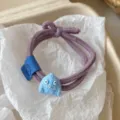 Leuke paarse haarband met een schattige blauwe monster hanger en een lederen label. - Verdikte Kleine Monster Stijl / Taropaars