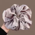 Elegante satin haarscrunchie voor vrouwen, zachte haaraccessoire voor stijlvolle dagelijkse looks. - Satijnen Scrunchie / Taropaars