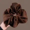 Bruine satijnen haarelastiek, zijdeachtige stoffen haarband, elegant Frans haaraccessoire voor vrouwen. - Satijnen Scrunchie / Koffie