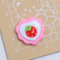 Joli charm fraise cœur en résine pour loisirs créatifs DIY, scrapbooking et déco de téléphone. - Dentelle Cœur Fraise