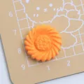 Cabochon biscotto girasole in resina ciondolo DIY arancione accessorio artigianale - Biscotto Girella / Arancione