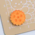 Ciondolo fai da te a forma di biscotto carino in resina, accessorio artigianale in miniatura di dessert arancione. - Biscotto di Pizzo / Arancione