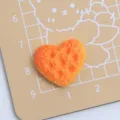 Cabochon in resina di biscotto a forma di cuore arancione per artigianato e decoro. - Biscotto a Cuore / Arancione