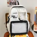 Mochila ita en blanco y negro con bolsillo transparente, ideal para pines de anime y diario. - Blanco