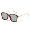 Stijlvolle schildpad zonnebril voor dames met elegante parel details op de slapen. - Schildpad Frame Grijze Lenzen