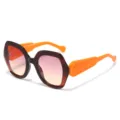 Oversized veelhoekige mode zonnebril met verlooplenzen en opvallende oranje pootjes - Wijnrood Frame Paars Roze Lenzen