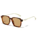 Chique schildpad vierkante zonnebril voor dames met elegante parel versierde gouden metalen poten. - Schildpad Frame Thee Lenzen