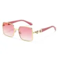 Elegante vierkante zonnebril voor dames met gouden montuur en roze verlooplazen voor stijl. - Gouden frame / Dubbele roze lenzen