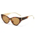 Stijlvolle schildpad patroon cat-eye zonnebril met bruine lenzen en gouden metalen pootjes. - Luipaard Frame / Theekleurige Lenzen