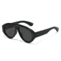 Zwarte oversized flat top zonnebril met gouden klinknagel details voor stijlvolle look. - Zwart Frame Grijze Lens Zwarte Poten