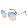 Chique frameloze zonnebril met verloopkleur, geschulpte glazen en slanke gouden metalen poten. - Gouden Frame Blauw naar Roze Gradiënt