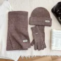 Détail de l'ensemble écharpe bonnet gants en tricot chiné marron avec texture douce. - Ensemble trois pièces / Café Foncé