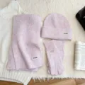 Ensemble bonnet, écharpe et gants en tricot rose douillet avec des touches de couleur pour femme hiver. - Ensemble trois pièces / Rose