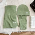 Vue détaillée de l'ensemble écharpe bonnet et gants en tricot vert moucheté douillet. - Ensemble trois pièces / Vert clair