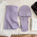 Vue détaillée de l'ensemble écharpe, bonnet et gants en tricot mauve chiné, hiver chaud. - Ensemble trois pièces / Violet