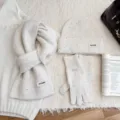 Vue détaillée d'un ensemble bonnet, écharpe et gants en tricot chiné, style hivernal. - Ensemble trois pièces / Blanc Cassé