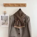 Brauner gestreifter Strickschal für Damen, gemütlicher Winter Kreuz Halswärmer Accessoire. - Kamel Kaffee