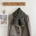 Grün schwarz gestreifter Strickschal warmer Winter Mode gemütlicher Halswärmer Accessoire - Grün Navy