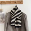 Gemütlicher schwarz-weißer Strickschal Detail, weiche Wollmischung für warme Wintertage. - Schwarz Weiß