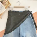 Details van grijze kanten driehoek wikkelrok in koreaanse stijl, modieuze denim accessoire. - Kanten Driehoekige Sjaal / Donkergroen