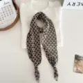 Vintage jacquard driehoekige sjaal met houten kralen accent, stijlvol retro nekaccessoire. - 120x10cm / Koffie Rijst