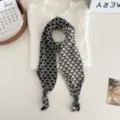 Zwart-wit geprofileerde gebreide sjaal met houten kraalhanger, stijlvolle nekwarmer. - 120x10cm / Zwart Wit