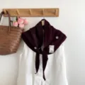 Vue détaillée d'un foulard triangulaire tricoté violet foncé avec de jolies fleurs. - Rouge Vin - Fleur Brodée / 140*33cm