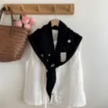 Foulard écharpe triangulaire en tricot noir avec broderie florale blanche, accessoire élégant. - Noir - Fleur Brodée / 140*33cm