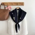 Foulard triangulaire tricoté à fleurs, élégant châle bleu marine et accessoire chic décoratif. - Bleu Marine - Fleur Brodée / 140*33cm