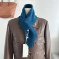 Sciarpa incrociata in maglia tinta unita per inverno caldo, comodo accessorio in lana. - Blu Notte