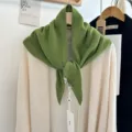Grünes Wolldreiecktuch für Damen, kuscheliger warmer Winterschal und vielseitiger Strickkragen. - Grasgrün