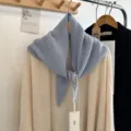 Hellblaues Woll-Dreieckstuch fuer Damen, einfarbiger Halswaermer, kuscheliges Accessoire. - Hellblau