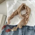 Beige plissiertes Halstuch mit Blatt-Anhänger, japanischer Stil einfarbiges Damenhalsstuch. - 130*16 cm / Khaki