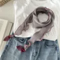 Gefalteter kleiner Schal für Damen mit Blatt-Anhänger, stilvolles Halstuch und schickes Accessoire. - 130*16 cm / Grau