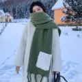 Dicker warmer Winterschal für Damen mit praktischer Tasche und stilvollen Fransen. - Grün