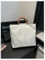 Elegante weiße Stoffhandtasche mit natürlichem Bambusgriff für die tägliche Mode. - Basisstil / Weiß