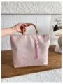 Elegante rosa Stoff Handtasche mit Bambusgriff und Quaste im chinesischen Stil - Mit Anhängern / Weiß