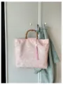 Rosa blumiger Stoff Shopper mit Bambusgriff und Quaste für Damen im Alltag Mode. - Mit Anhängern / Rosa