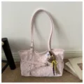 Elegante borsa a spalla rosa a pois con ciondolo di orsetto, grande borsa tote casual da donna. - con portachiavi / Rosa