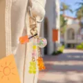 Gros plan détaillé du porte-clés mignon ours en dessin animé avec perles et mini gobelet. - Ours Jaune et Orange (5139)